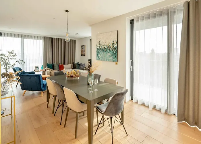 Sunrise City View Luxury Apartment With Balcony And Elevator